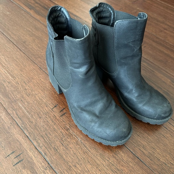 Size 7.5 black Chelsea boots - Picture 2 of 5